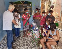 Entrega de doações no bairro Florença (Ribeirão das Neves - MG), no dia 27/02.